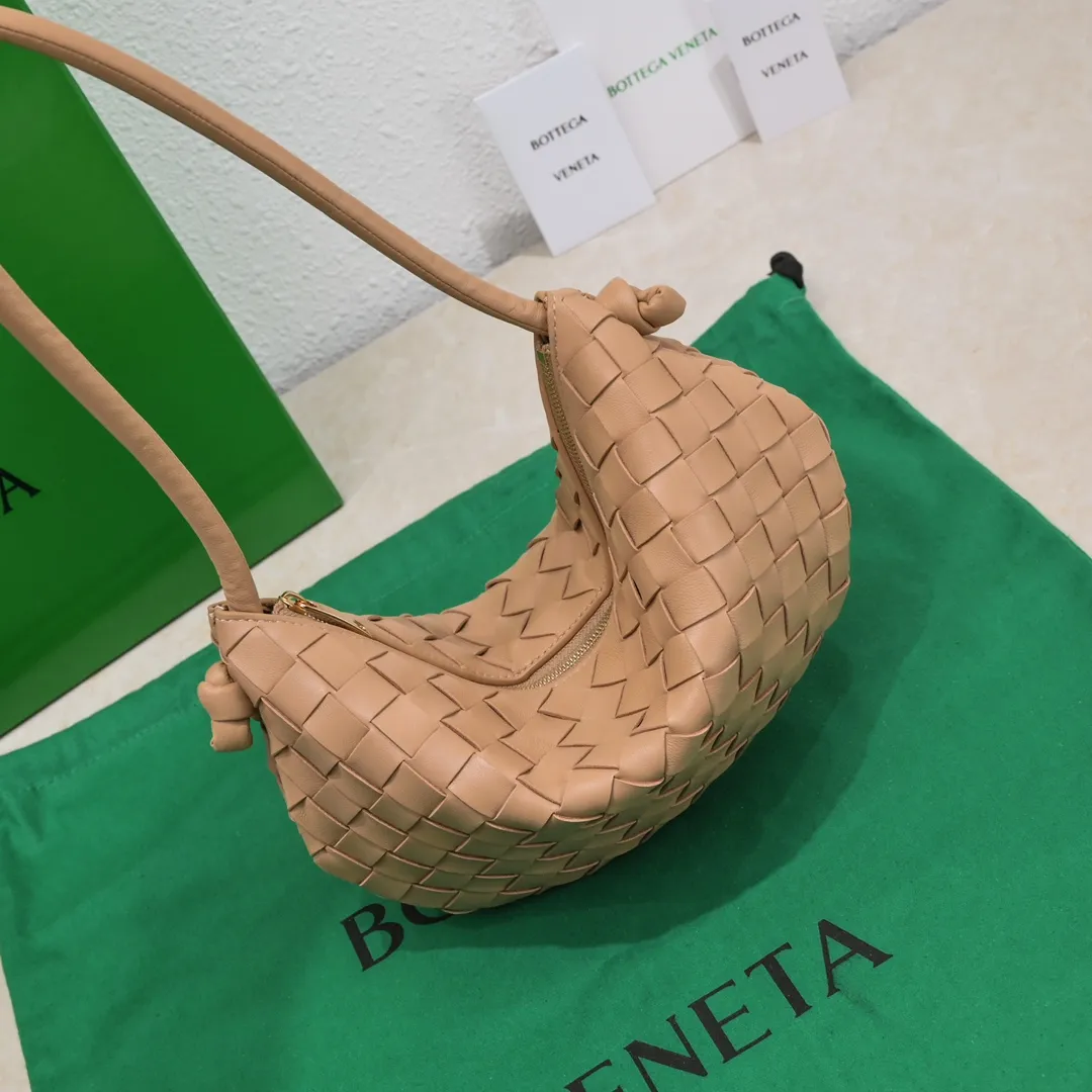 Batch 1220 BV has released new products. The small size TURN #recommended new hot style is still the classic woven logo that we can recognize at a glance. It is really a unique style that is familiar and unfamiliar! Made of sheepskin braiding, with beautiful gold beads on the shoulder straps for free adjustment. You can switch between the shoulder bag and the handbag at will. It has a concave and convex shape anytime and anywhere. It is a practical king with a unique personality. It also has the right color combination that can be sweet or salty. It is full of style. It is a beautiful summer catwalk style. Pull it out quickly. Small size: 29*3*19. Model: 6699-2#